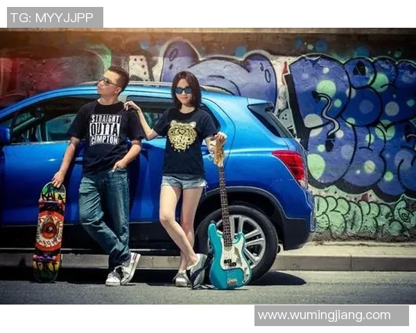 女孩与足球明星甜蜜牵手瞬间展现青春梦想与激情碰撞的美好画面