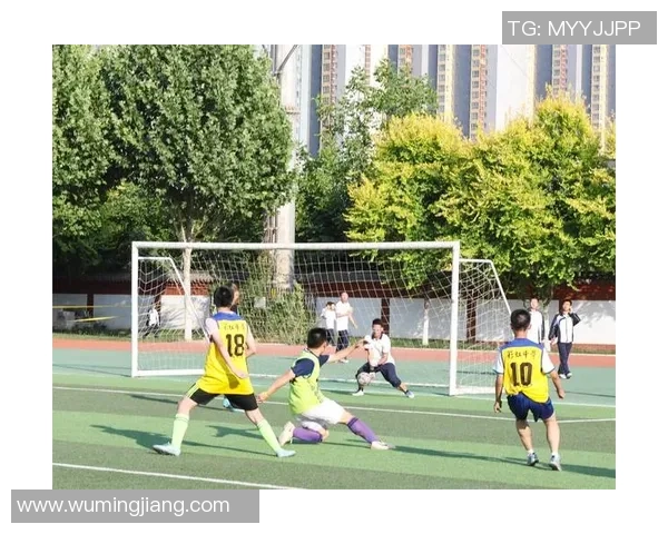 校园绿茵场上的青春梦想与拼搏精神展现学校足球场的魅力与活力